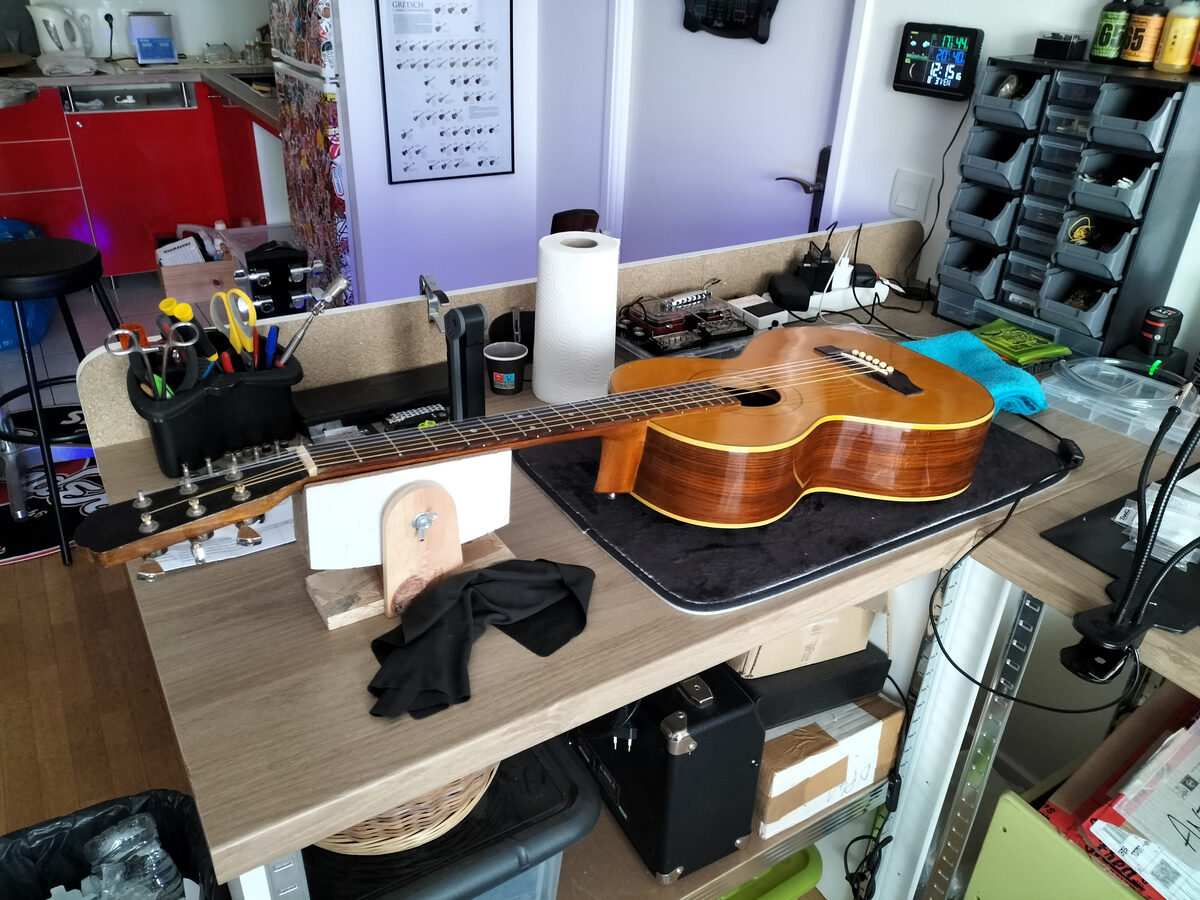 Établi avec guitare classique en cours de réglage